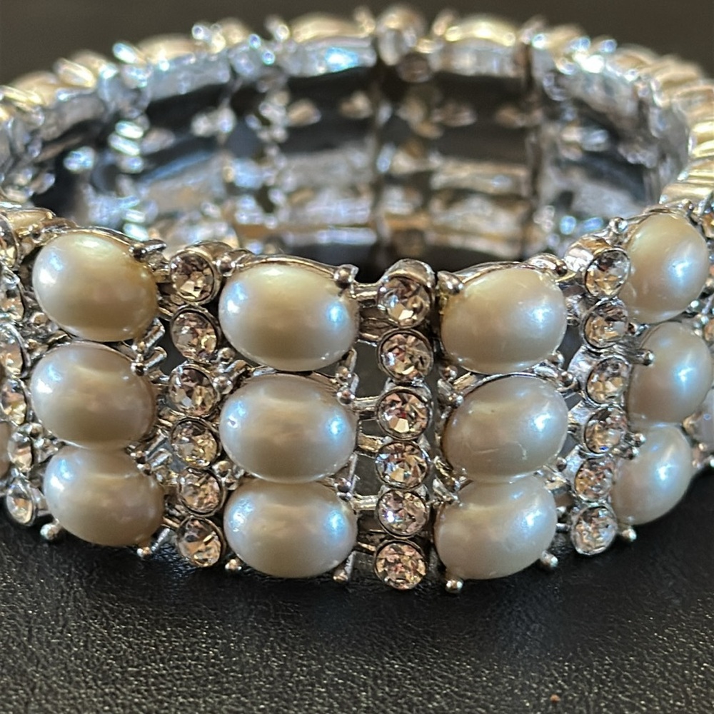 Monet Faux Pearl & Rhinestone Stretch Vintage Bracelet - Picture 10 of 16